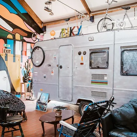 بيت شباب Treck *