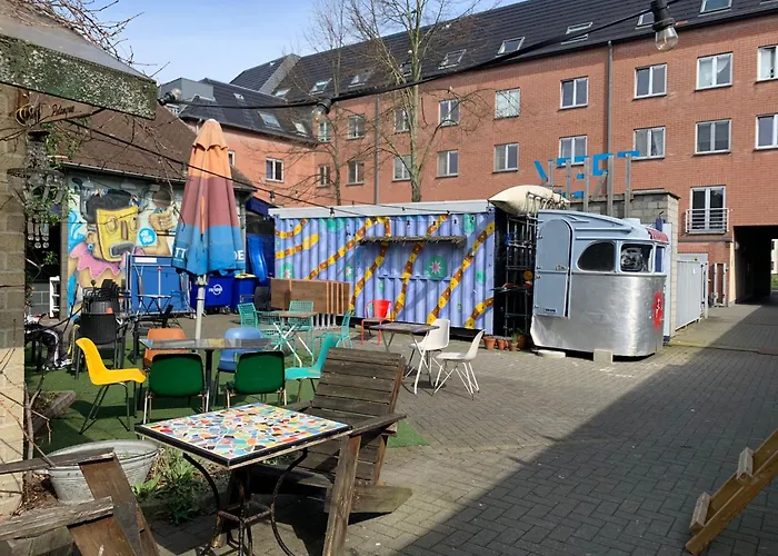 Treck بيت شباب